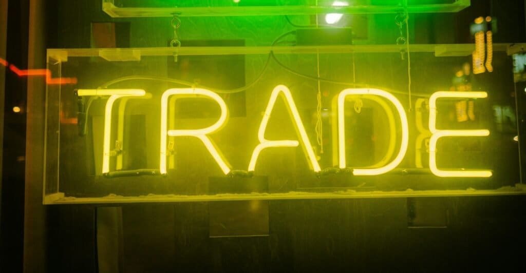 Neon sign with 'Trade' written on it